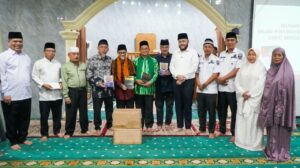 Wali Kota Padang Fadly Amran menerima bantuan Al-Qur’an dari DPD Gebu Minang Jawa Barat (Jabar) untuk mendukung aktivitas keagamaan di Masjid Al Munawwarah, Siteba, Rabu (9/9).