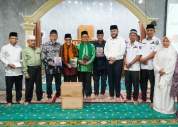 Wali Kota Padang Fadly Amran menerima bantuan Al-Qur’an dari DPD Gebu Minang Jawa Barat (Jabar) untuk mendukung aktivitas keagamaan di Masjid Al Munawwarah, Siteba, Rabu (9/9).