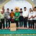 Wali Kota Padang Fadly Amran menerima bantuan Al-Qur’an dari DPD Gebu Minang Jawa Barat (Jabar) untuk mendukung aktivitas keagamaan di Masjid Al Munawwarah, Siteba, Rabu (9/9).