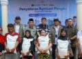 Wakil Wali Kota Padang Maigus Nasir mendampingi, Wakil Ketua Komisi IV DPR RI Alex Indra Lukman menghadiri penyaluran bantuan pangan oleh Perum BULOG Wilayah Sumatera Barat kepada masyarakat Kelurahan Koto Baru Nan XX, Kecamatan Lubuk Begalung.