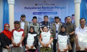 Wakil Wali Kota Padang Maigus Nasir mendampingi, Wakil Ketua Komisi IV DPR RI Alex Indra Lukman menghadiri penyaluran bantuan pangan oleh Perum BULOG Wilayah Sumatera Barat kepada masyarakat Kelurahan Koto Baru Nan XX, Kecamatan Lubuk Begalung.
