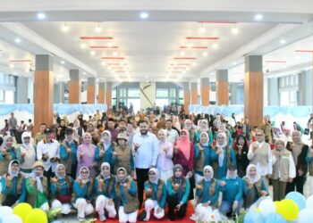 Sekitar 400 anak di Kota Padang mengikuti sunatan massal gratis, yang digelar Pemerintah Kota (Pemko) Padang berkolaborasi dengan Indo Jalito Peduli (IJP) di Bagindo Aziz Chan Youth Center, Sabtu (12/9).