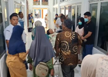 Proses rujukan siwa MTsN 1 Kota Pariaman ke RSUP M Djamil Padang. Rabu, (16/9) [foto : Fandy]