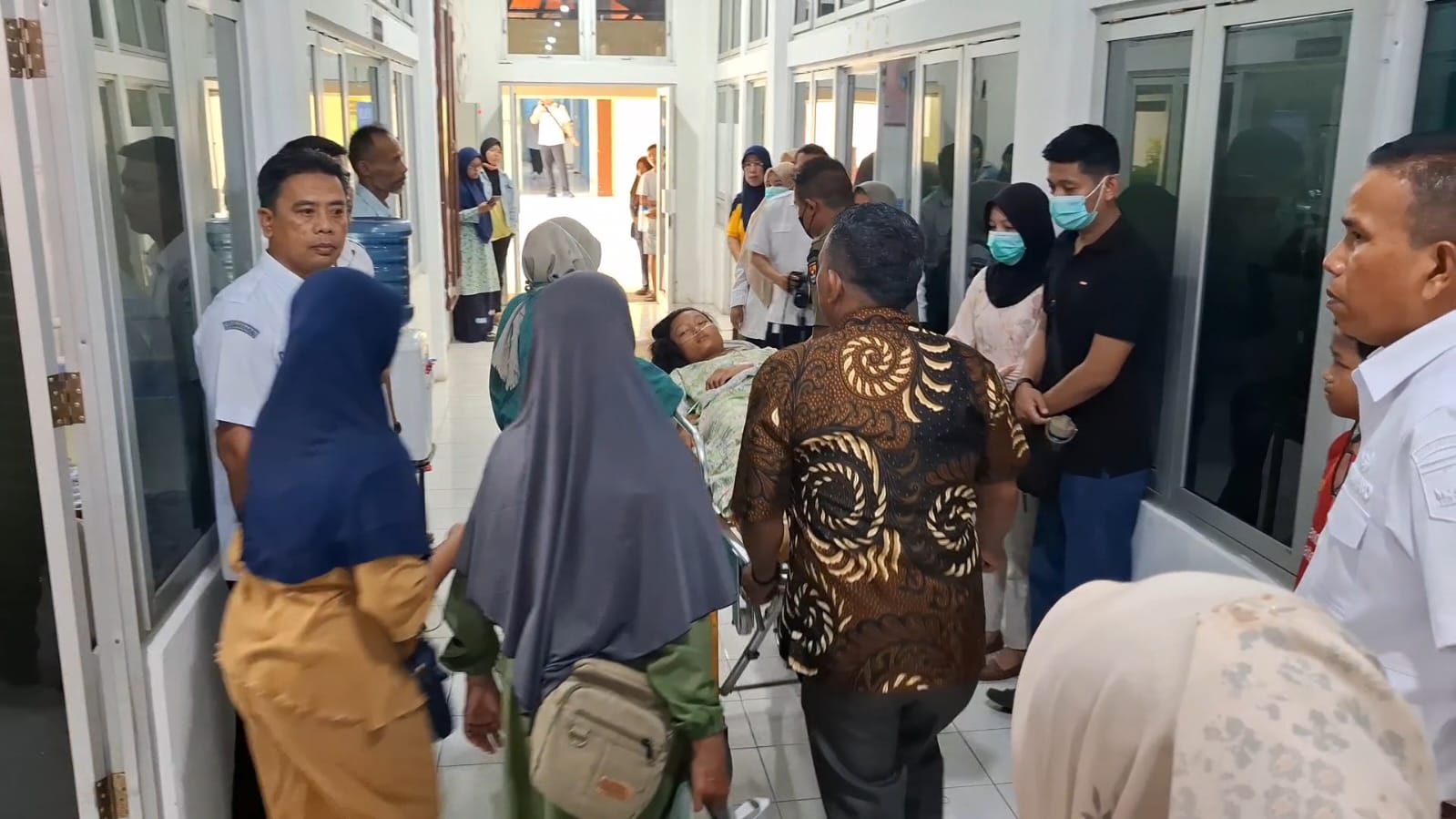 Proses rujukan siwa MTsN 1 Kota Pariaman ke RSUP M Djamil Padang. Rabu, (16/9) [foto : Fandy]