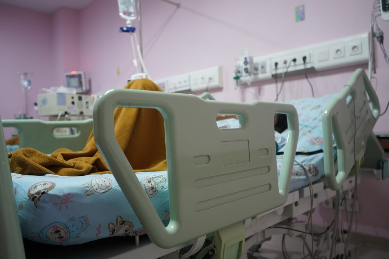 Salah satu siswa MTsN 1 Pariaman saat dalam perawatan di RSUP, Dr. m. Djamil Padang. Kamis, (17/9) [foto : ist]