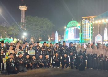Foto kafilah Sumbar pada penutupan MTQN XXXI di Semarang. Sabtu malam, (19/9)[foto: ist]