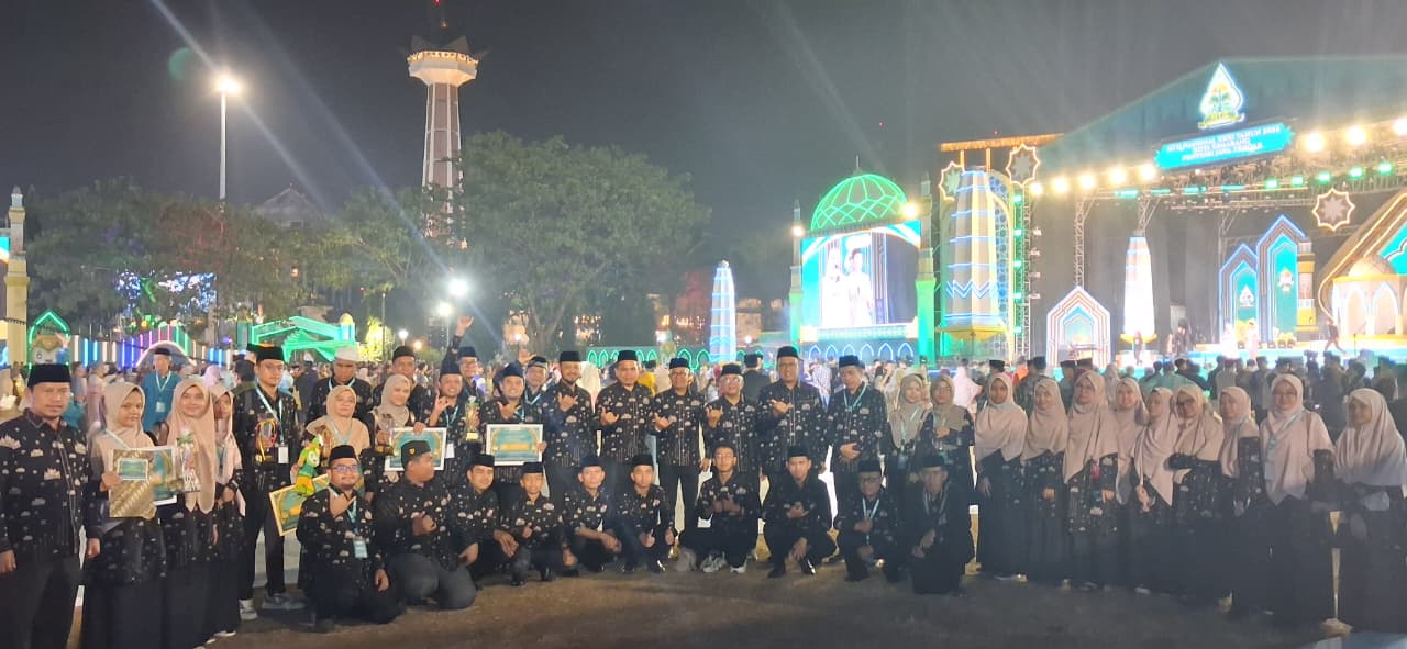Foto kafilah Sumbar pada penutupan MTQN XXXI di Semarang. Sabtu malam, (19/9)[foto: ist]