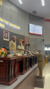 Ketua DPRD Kota Padang Muharlion saat meneriman laporan penyampaian tiga Ranperda