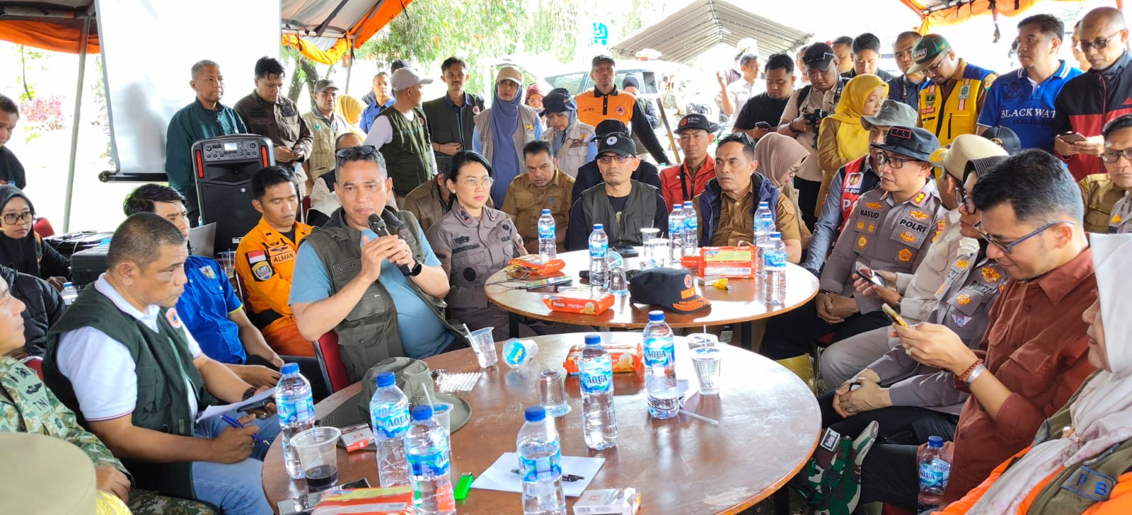 Rapat koordinasi di Posko Utama Tanggap Bencana Arosuka, Selasa, (22/9)[foto:ist]