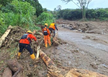 Proses pencarian korban galodo Kecamatan Gunung Talang, Kabuptaen Solok oleh tim SAR. [foto:ist]