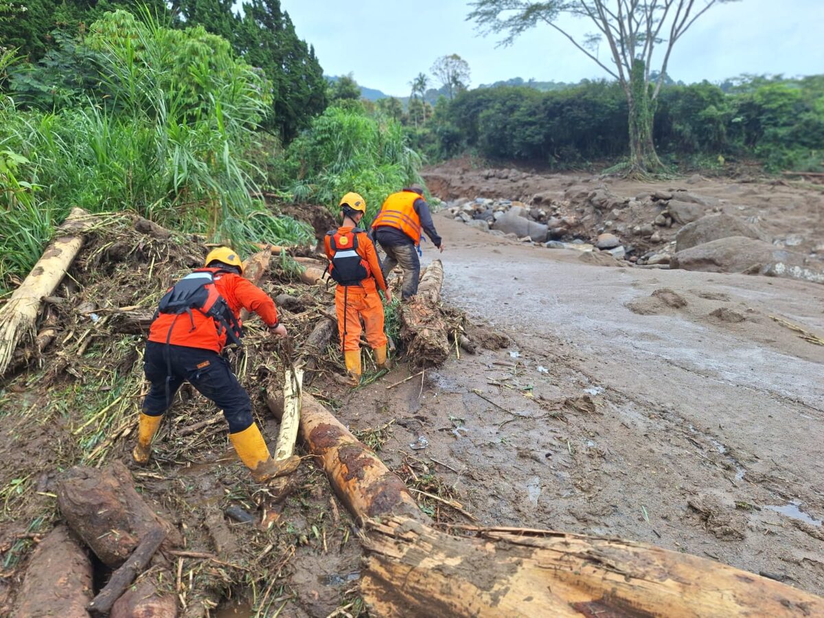 Proses pencarian korban galodo Kecamatan Gunung Talang, Kabuptaen Solok oleh tim SAR. [foto:ist]