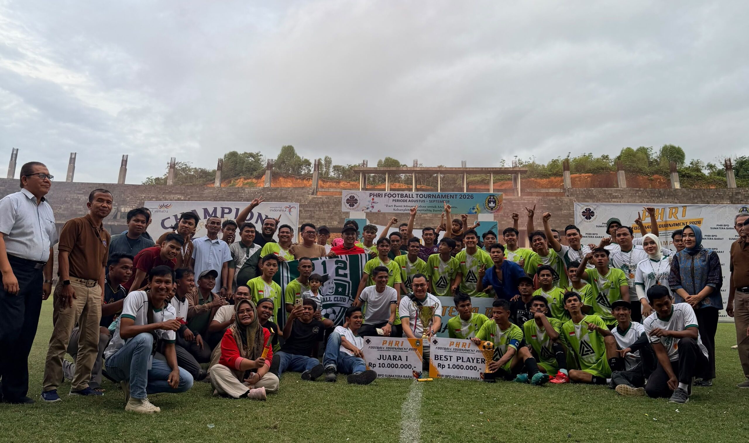 Foto bersama klub sepak bola 212 usai juarai liga PHRI 2026.[foto:ist]