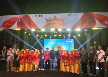 Donizar bersama tim kesenian musik tradisional Gondang Boroguang dalam PKSB 2026. Selasa malam, (29/9) [foto: ist]