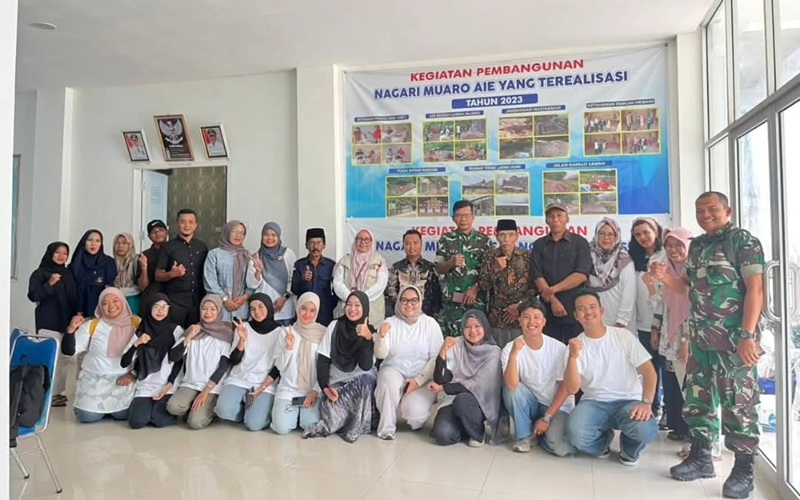 Ketua peneliti Prof Ike Revitas foto bersama dengan Wali Nagari dan masyarakat Nagari Muaro Aie, Kamis (14/5/2025) (Foto: ist)