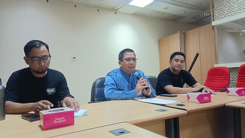 Asisten I Setdaprov Sumbar sekaligus Plt Kepala Dinas Kebudayaan Sumbar, Ahmad Zakri (Tengah)