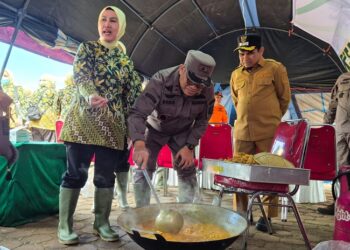Dapur Umum Kejaksaan Kabupaten Solok Siapkan 1.085 Porsi Makanan per Hari untuk Korban Galodo
