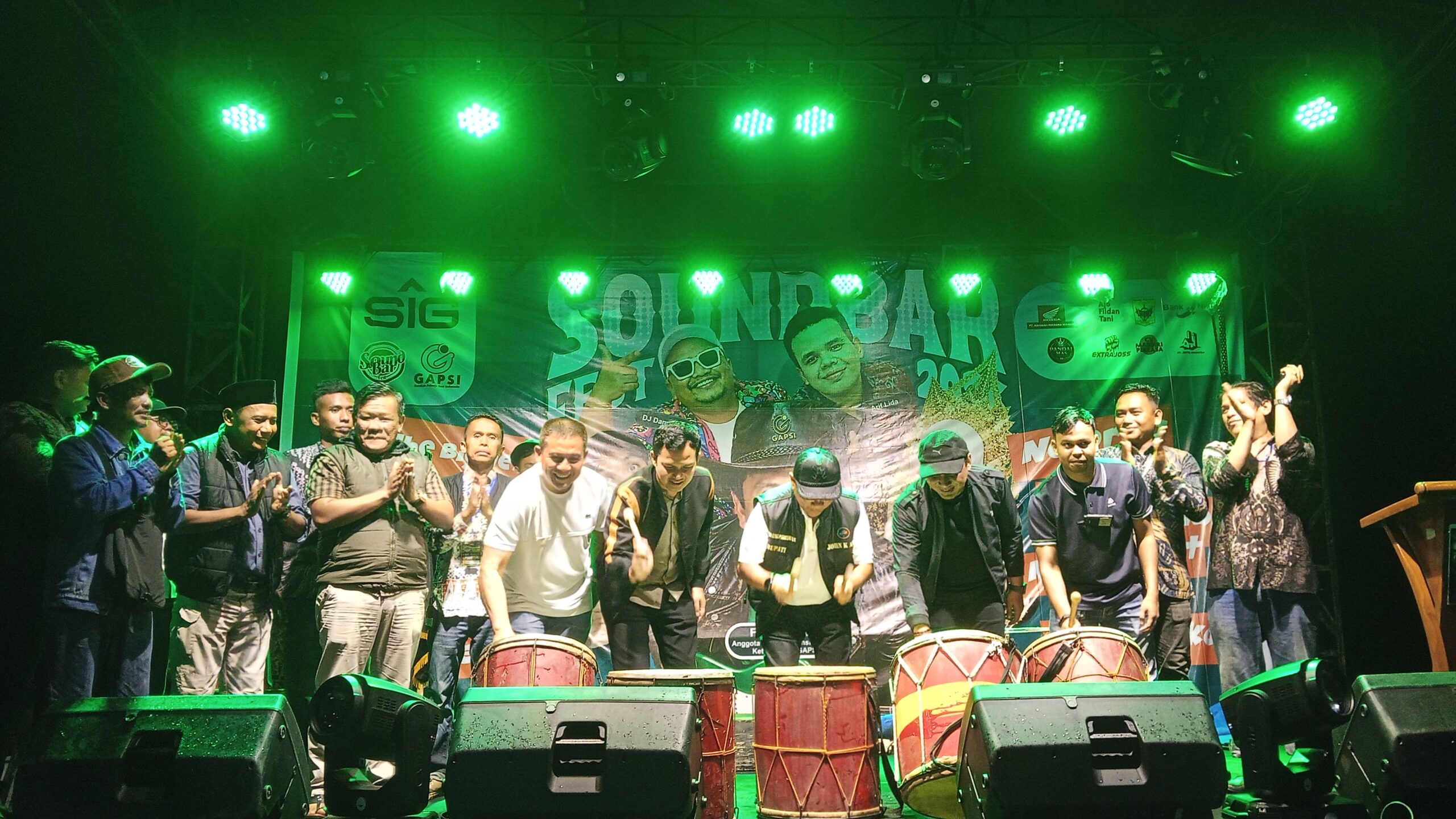 Penabuhan gendang sebagai pertanda dimulainya Soundbar Fest II.[foto:sci/yrp]