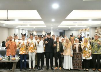 Wali Kota Padang Fadly Amran, membuka secara resmi Rapat Kerja Daerah (Rakerda) Gabungan Pengusaha Optik Indonesia (Gapopin) Sumatera Barat (Sumbar) Tahun 2026 di Hotel Mercure, Sabtu (3/10).