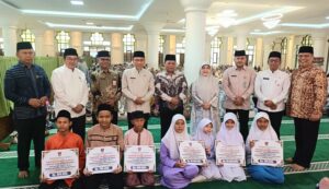 Wakil Wali Kota Padang Maigus Nasir, menyerahkan reward triwulan III kepada 300 pelajar SD dan 300 pelajar SMP yang aktif mengikuti Subuh Mubarokah sebagai bagian dari Program Unggulan (Progul) Smart Surau.