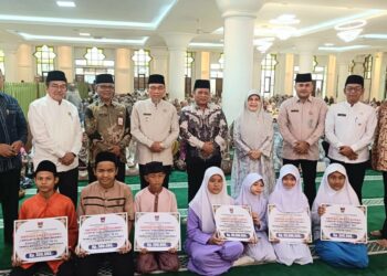 Wakil Wali Kota Padang Maigus Nasir, menyerahkan reward triwulan III kepada 300 pelajar SD dan 300 pelajar SMP yang aktif mengikuti Subuh Mubarokah sebagai bagian dari Program Unggulan (Progul) Smart Surau.