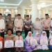 Wakil Wali Kota Padang Maigus Nasir, menyerahkan reward triwulan III kepada 300 pelajar SD dan 300 pelajar SMP yang aktif mengikuti Subuh Mubarokah sebagai bagian dari Program Unggulan (Progul) Smart Surau.