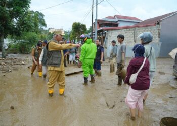 Mahyeldi Tinjau Langsung Banjir Bandang Solok