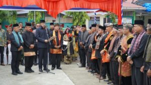 Wali Kota Padang Fadly Amran melantik sekaligus, mengukuhkan Pengurus Kerapatan Adat Nagari (KAN) Pauh IX Periode 2026–2031.
