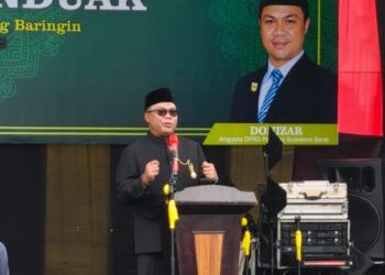 Anggota DPRD Sumbar, Donizar saat membuka Festival 10 Induk di Pasaman. Senin, (12/10) [foto: ist]