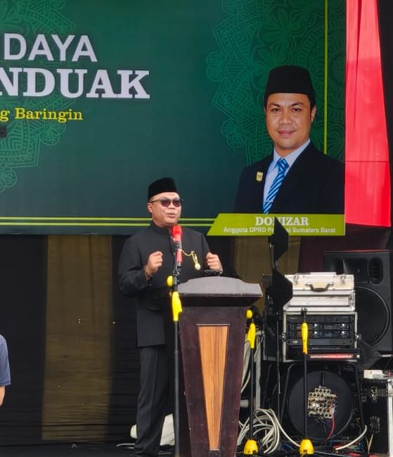Anggota DPRD Sumbar, Donizar saat membuka Festival 10 Induk di Pasaman. Senin, (12/10) [foto: ist]
