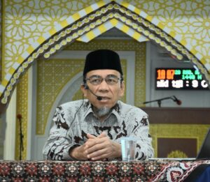 Wakil Wali Kota Padang Maigus Nasir, menjadi narasumber dalam Bimbingan Manasik Haji Kota Padang 1448 H/2027 M di Masjid Agung Nurul Iman, Minggu (11/10).