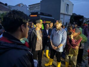 Hujan deras yang melanda Kota Padang sejak siang hari, membuat beberapa aliran sungai meluap dan membanjiri beberapa wilayah. Terparah Kecamatan Koto Tangah, Kuranji, Nanggalo.
