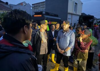 Hujan deras yang melanda Kota Padang sejak siang hari, membuat beberapa aliran sungai meluap dan membanjiri beberapa wilayah. Terparah Kecamatan Koto Tangah, Kuranji, Nanggalo.