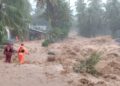 Hujan deras dengan intensitas tinggi mengguyur Kota Padang pada Sabtu (10/10),  mengakibatkan meluapnya aliran Sungai Lubuk Minturun.