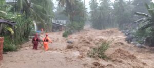 Hujan deras dengan intensitas tinggi mengguyur Kota Padang pada Sabtu (10/10),  mengakibatkan meluapnya aliran Sungai Lubuk Minturun.