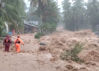 Hujan deras dengan intensitas tinggi mengguyur Kota Padang pada Sabtu (10/10),  mengakibatkan meluapnya aliran Sungai Lubuk Minturun.