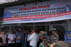 Pemko Padang melakukan penataan serta pemindahan lokasi antrean truk pengisian BBM solar dari bahu jalan di SPBU Bandar Buat ke area Tempat Khusus Parkir (TKP) Truk Koto Lalang.