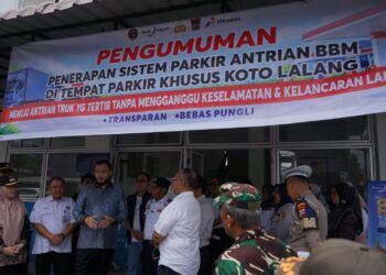 Pemko Padang melakukan penataan serta pemindahan lokasi antrean truk pengisian BBM solar dari bahu jalan di SPBU Bandar Buat ke area Tempat Khusus Parkir (TKP) Truk Koto Lalang.