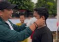 Ketua DPW PKB Sumbar, Firdaus saat memasangkan masker kepada warga.[foto: ist]