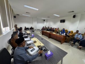 Anggota DPRD Kota Padang sedang menampung aspirasi masyarakat