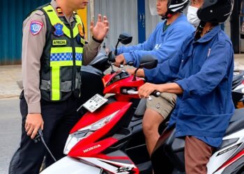 Kasat Lantas Polres Pariaman, Iptu Afrizal Sahar saat memberikan edukasi kepada pengendara.[foto:ist]