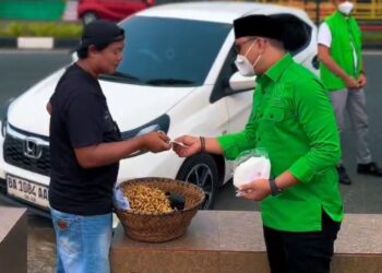 Hari Santri Nasional, PKB Sumbar Bagikan Masker