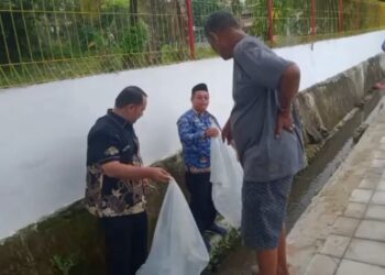 Yusri Latif Tebar Bibit Ikan di Cupak Tangah, Dorong Pemanfaatan Parit untuk Budidaya