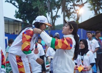 Disaksikan Bupati Annisa, Atlet Renang Dharmasraya Berhasil Sumbang Medali