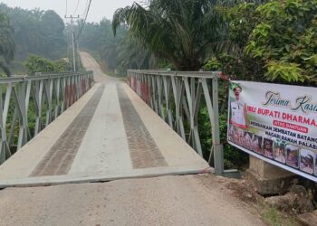 Perbaiki Akses Warga, Pemkab Dharmasraya Ganti Lantai Dua Jembatan Bailey dengan Baja