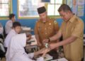 Atasi Dampak Kabut Asap Karhutla, Bupati Solok Bagikan Masker dan Vitamin