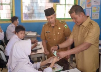 Atasi Dampak Kabut Asap Karhutla, Bupati Solok Bagikan Masker dan Vitamin