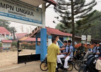Terapkan PTM Lagi, Pemkab Dharmasraya Bagi-bagi Masker bagi Siswa